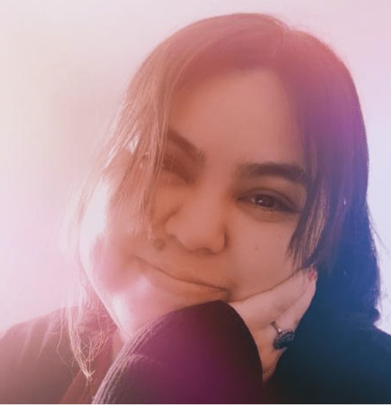 Aline Nakayama, especialista em experiência do cliente e fundadora da Cálix Bento, com olhar acolhedor e luz suave no rosto